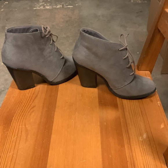 Call it Spring Ankle Lace Up Ankle Booties Stacked heel, grey faux suede Size 7 - Picture 6 of 16